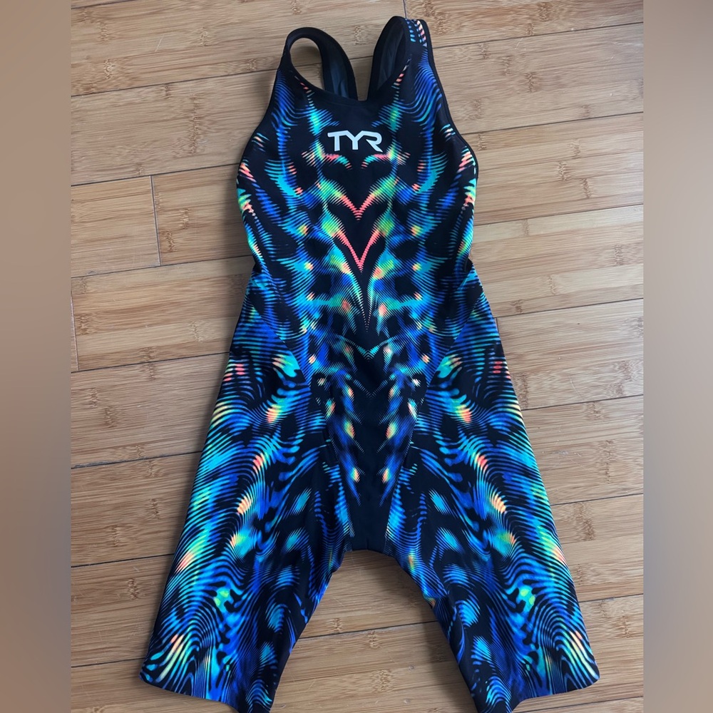 TYR Venzo Genesis- Like New- Size 22